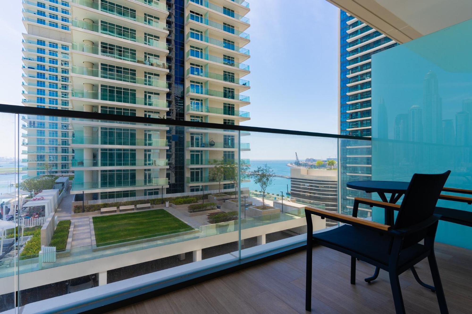 Spacious 3 Bedroom L Beachfront L Best Lay Out Apartment *