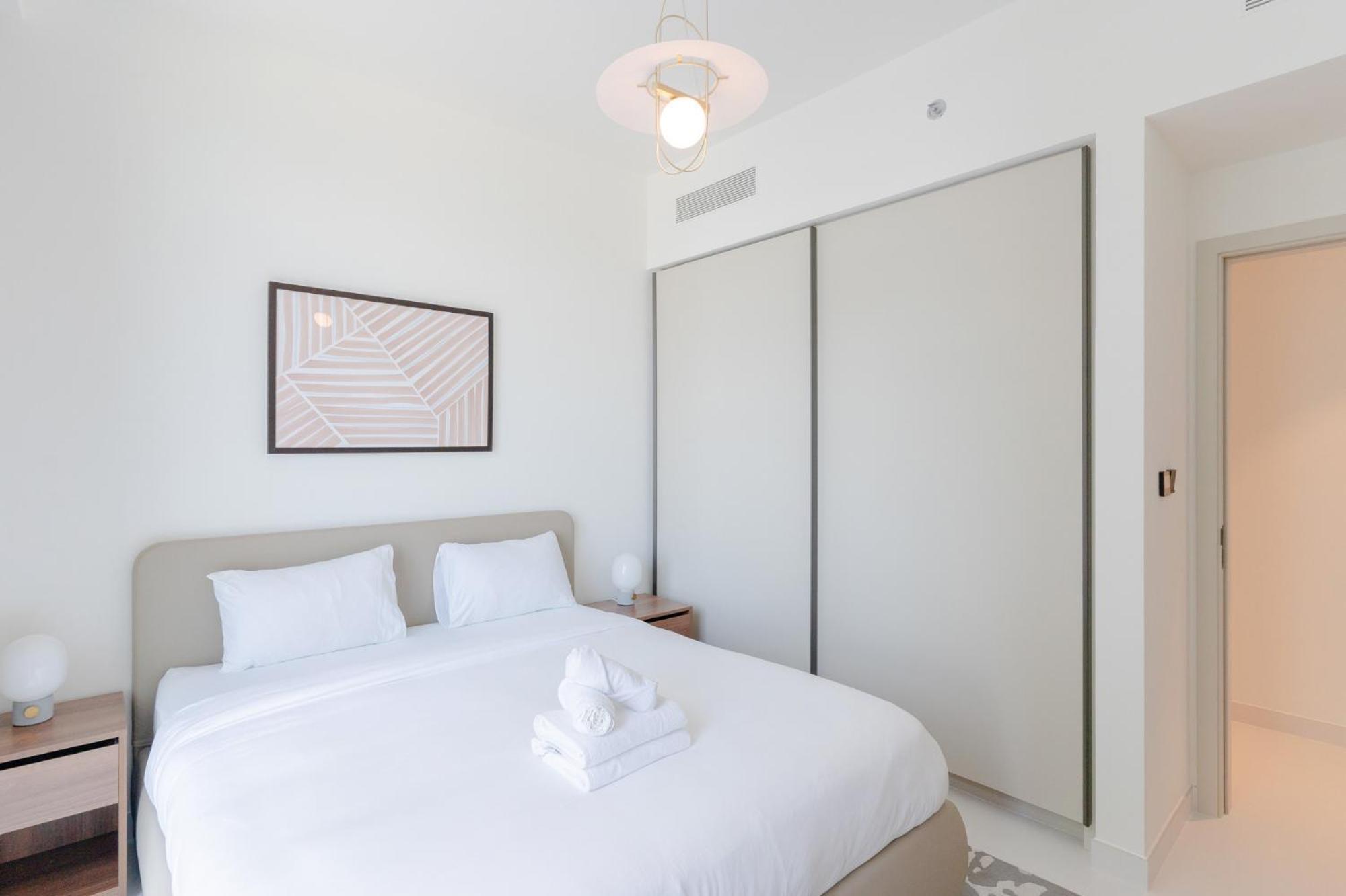 Spacious 3 Bedroom L Beachfront L Best Lay Out * Dubai